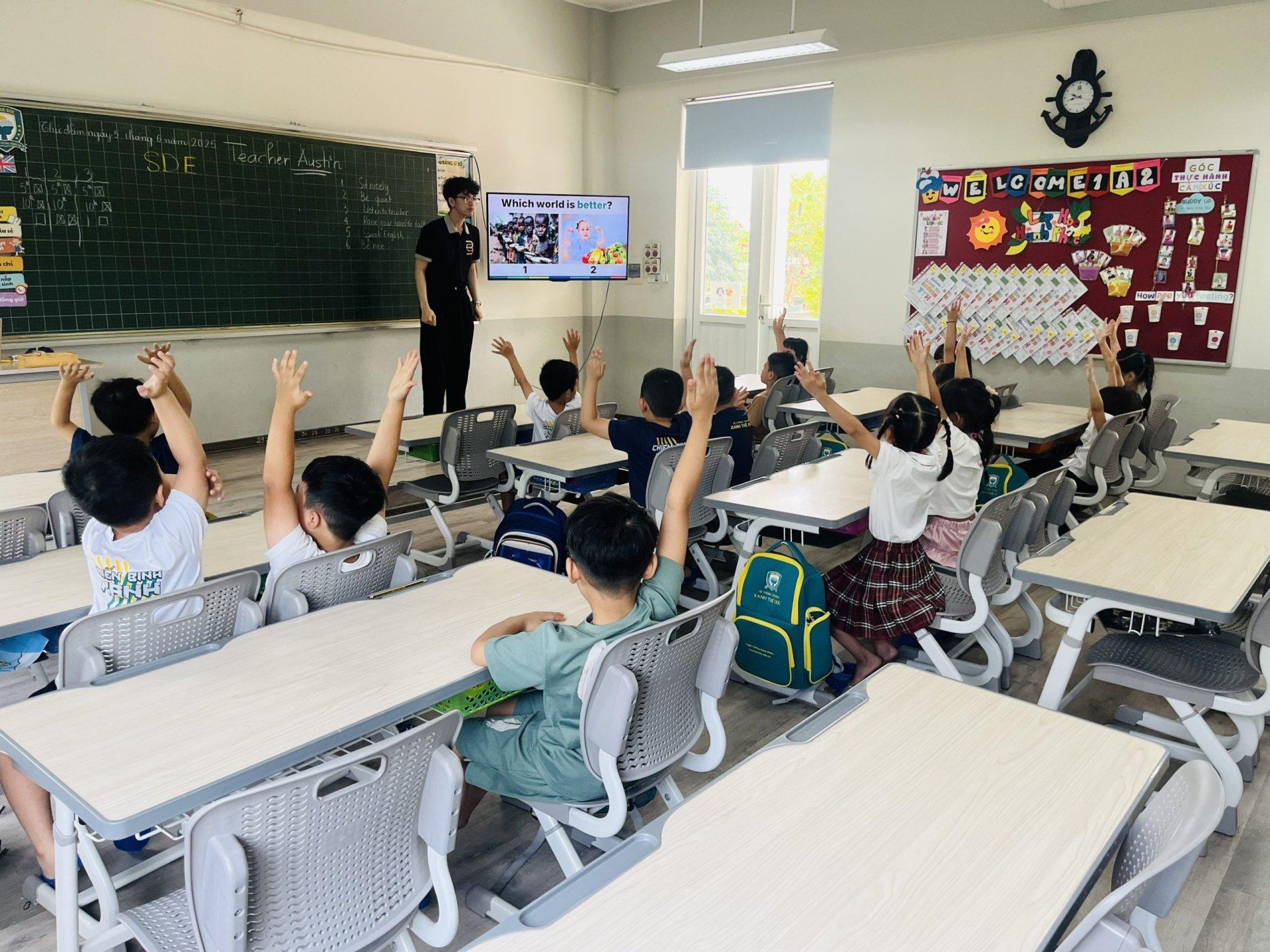 Học sinh Xanh Tuệ Đức hăng hái phát biểu trong giờ học tiếng Anh cùng giáo viên bản ngữ