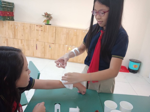 Cảm động phụ huynh thay giáo viên thử áp lực nghề giáo - 3 Học sinh được phụ huynh dạy cách sơ cứu.