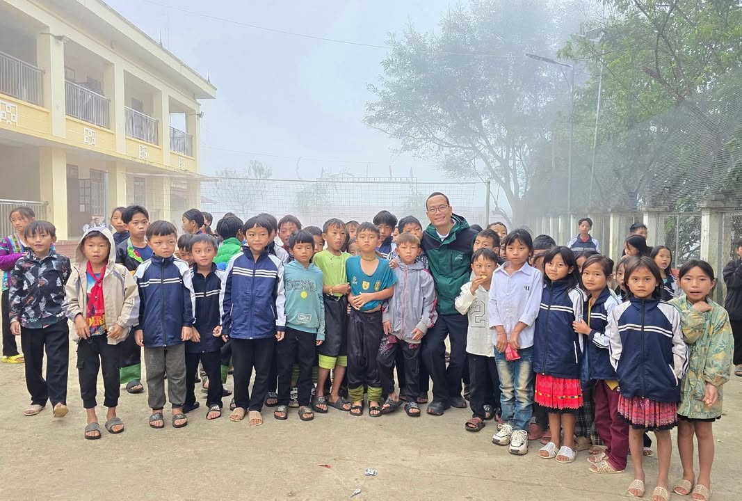 🎒💚 HOẠT ĐỘNG TRAO TẶNG NHIỀU ĐIỀU TỐT ĐẸP TRÊN HÀNH TRÌNH XÂY DỰNG CÁC NGÔI TRƯỜNG HẠNH PHÚC