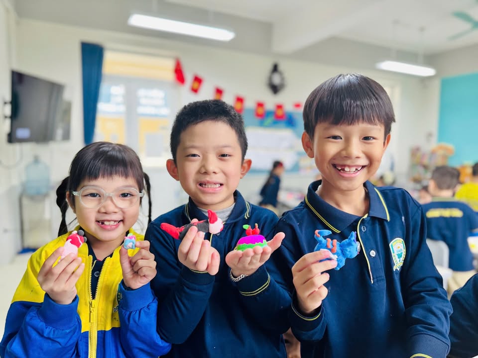 🎨 TIẾT HỌC MĨ THUẬT: GIA ĐÌNH - THẾ GIỚI TUỔI THƠ TRONG LÒNG BÀN TAY