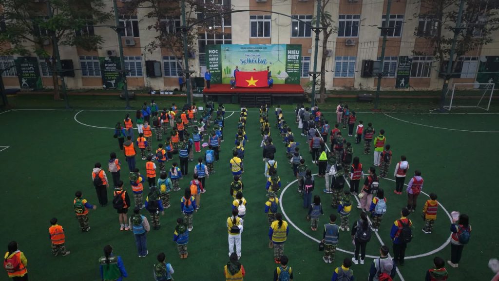 [Tết Trưởng thành 2026] Sau những giờ đầu tiên thử thách đi bộ trong trời mưa, hiện tại thời tiết đang khá đẹp với 2 chương trình diễn ra song song:
