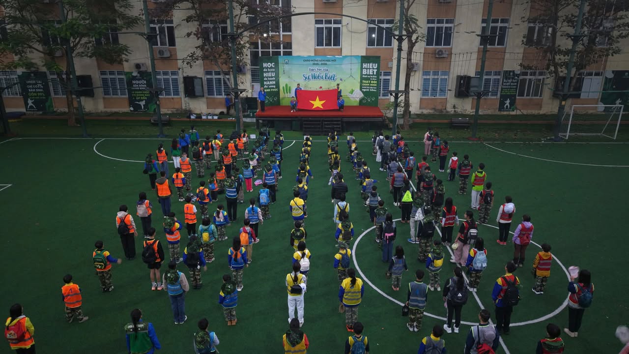 [Tết Trưởng thành 2026] Sau những giờ đầu tiên thử thách đi bộ trong trời mưa, hiện tại thời tiết đang khá đẹp với 2 chương trình diễn ra song song: