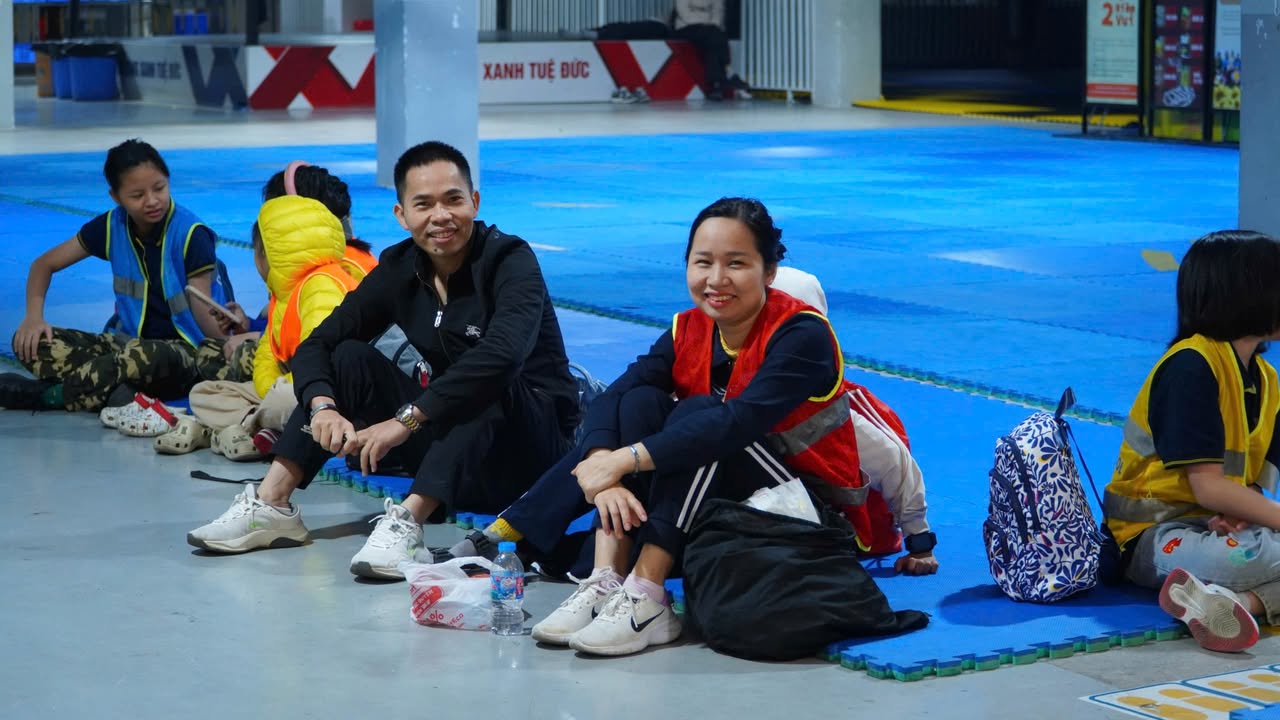 [Tết Trưởng thành 2026] Sau những giờ đầu tiên thử thách đi bộ trong trời mưa, hiện tại thời tiết đang khá đẹp với 2 chương trình diễn ra song song:
