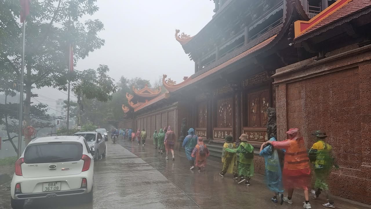 [Tết Trưởng thành 2026] Sau những giờ đầu tiên thử thách đi bộ trong trời mưa, hiện tại thời tiết đang khá đẹp với 2 chương trình diễn ra song song:
