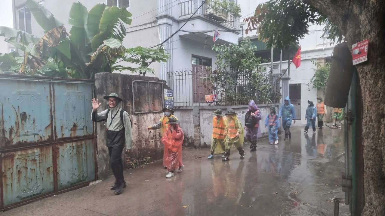 [Tết Trưởng thành 2026] Sau những giờ đầu tiên thử thách đi bộ trong trời mưa, hiện tại thời tiết đang khá đẹp với 2 chương trình diễn ra song song: