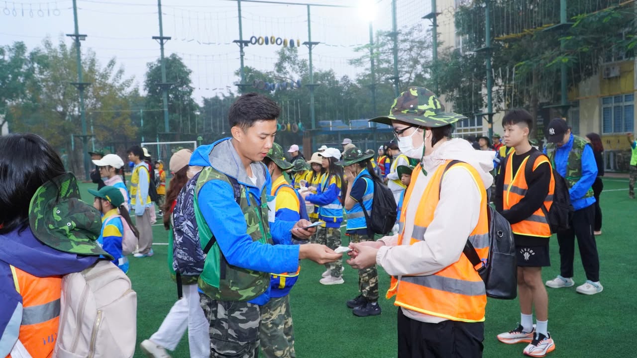 [Tết Trưởng thành 2026] Sau những giờ đầu tiên thử thách đi bộ trong trời mưa, hiện tại thời tiết đang khá đẹp với 2 chương trình diễn ra song song: