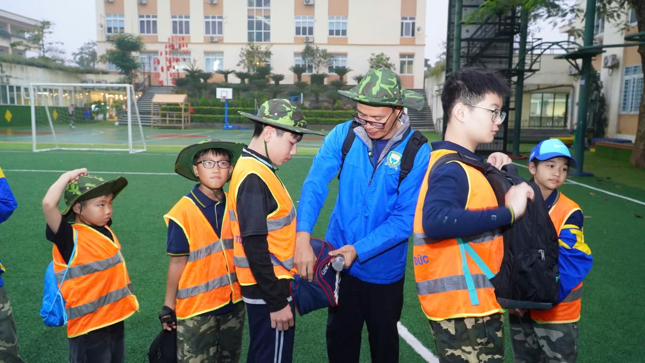 [Tết Trưởng thành 2026] Sau những giờ đầu tiên thử thách đi bộ trong trời mưa, hiện tại thời tiết đang khá đẹp với 2 chương trình diễn ra song song: