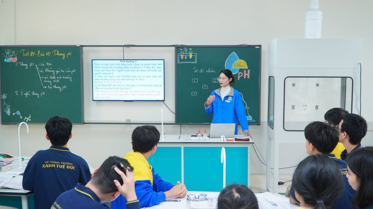 🧪 KHI PHÒNG THÍ NGHIỆM HÓA THÀNH "SÂN KHẤU" CỦA NHỮNG SẮC MÀU 🎨