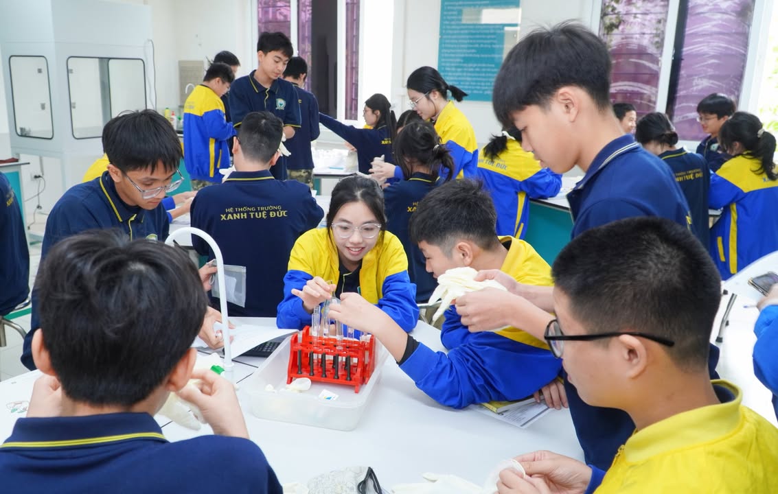 🧪 KHI PHÒNG THÍ NGHIỆM HÓA THÀNH "SÂN KHẤU" CỦA NHỮNG SẮC MÀU 🎨