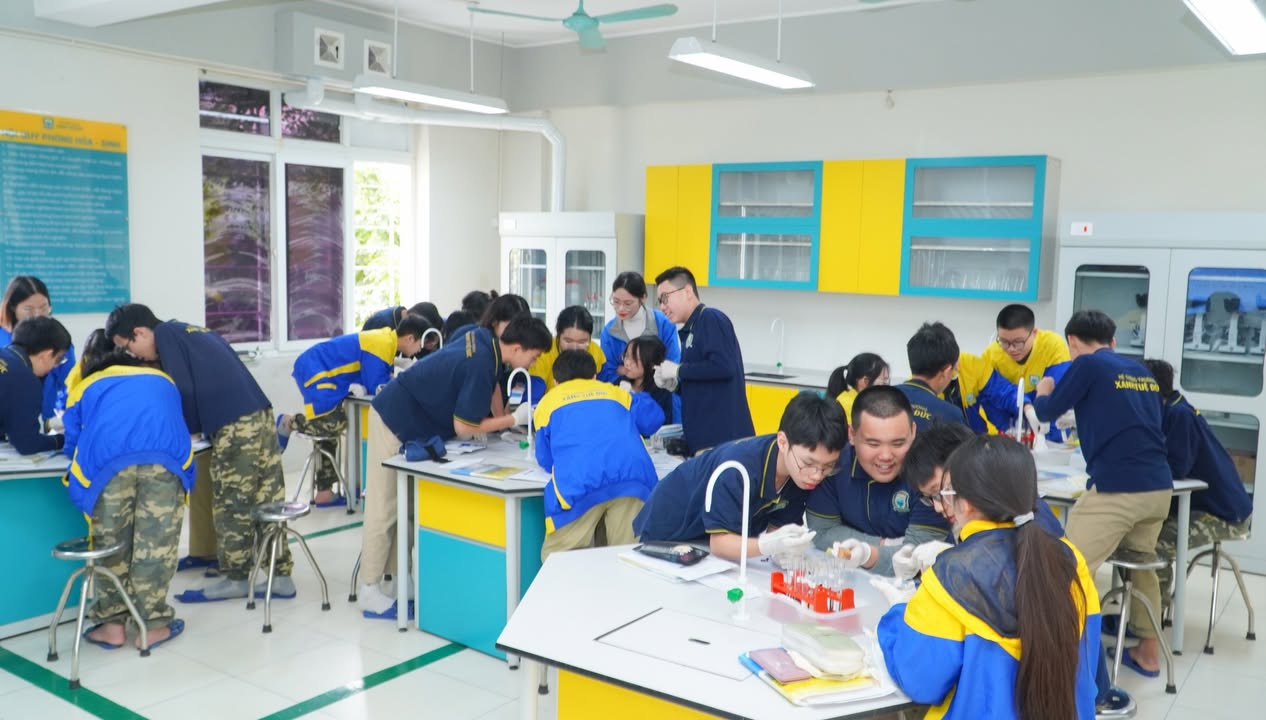 🧪 KHI PHÒNG THÍ NGHIỆM HÓA THÀNH "SÂN KHẤU" CỦA NHỮNG SẮC MÀU 🎨