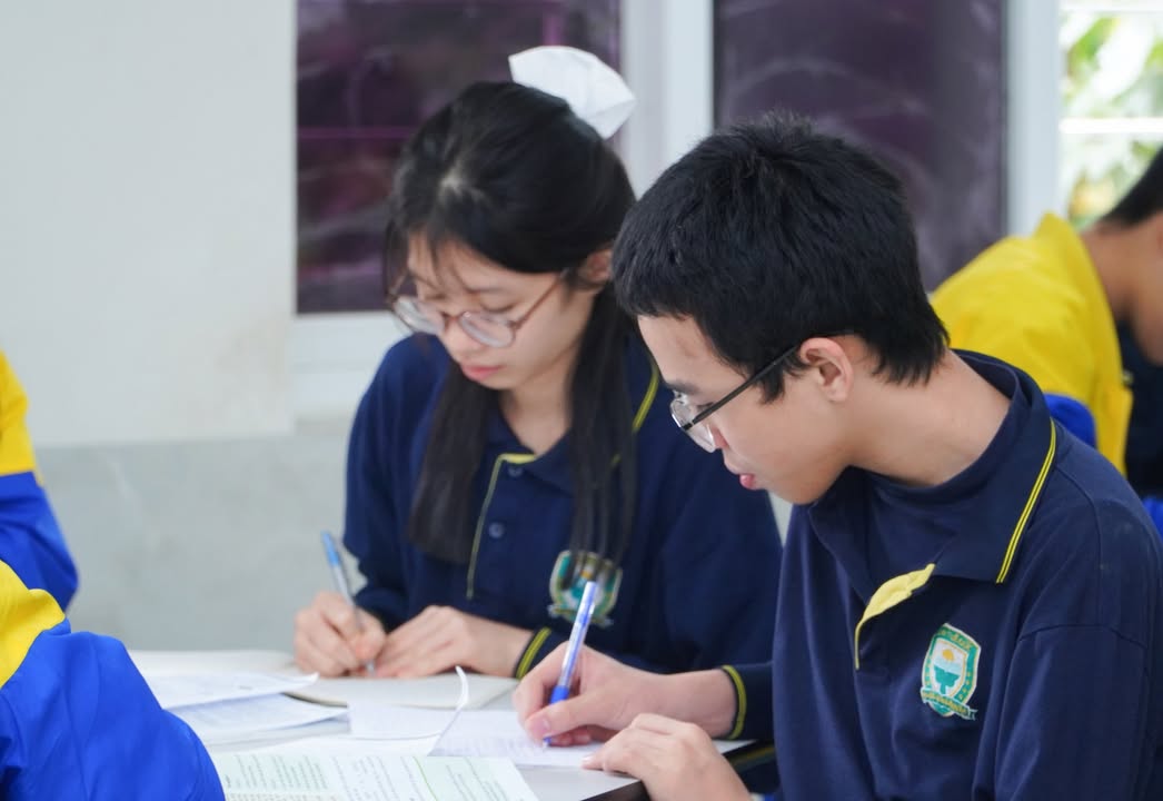 🧪 KHI PHÒNG THÍ NGHIỆM HÓA THÀNH "SÂN KHẤU" CỦA NHỮNG SẮC MÀU 🎨