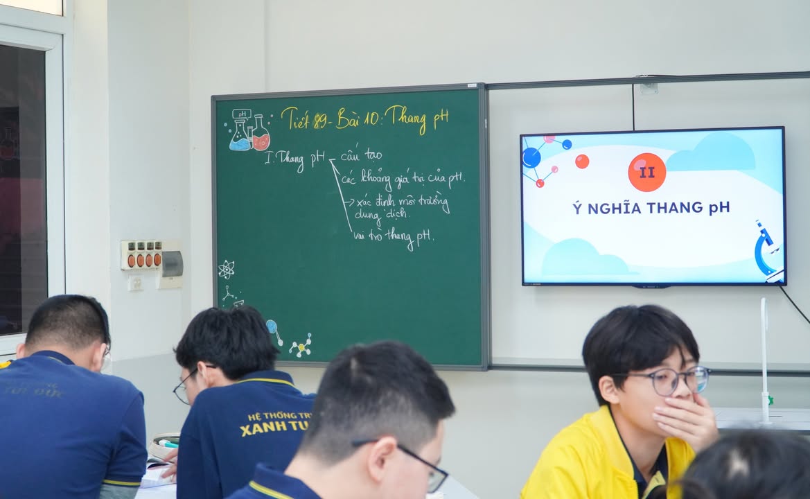 🧪 KHI PHÒNG THÍ NGHIỆM HÓA THÀNH "SÂN KHẤU" CỦA NHỮNG SẮC MÀU 🎨