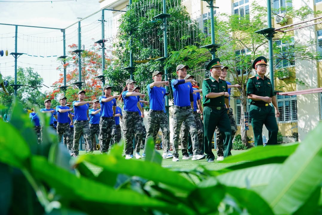 🌺🌺 Phượng đã bắt đầu đỏ rực sân trường Xanh Tuệ Đức