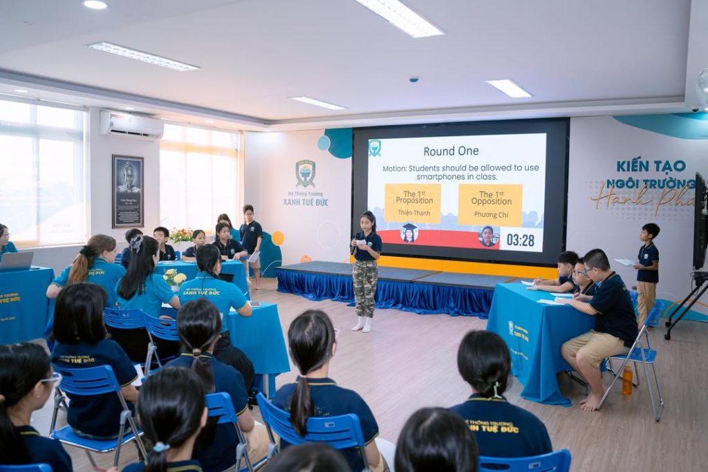 📚💬 SMARTPHONES IN CLASS? – CÙNG NGHE CÁC “NHÀ TRANH BIỆN NHÍ” LÊN TIẾNG!