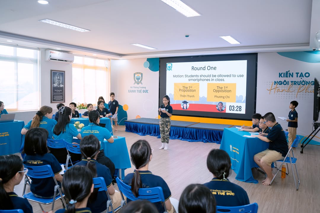 📚💬 SMARTPHONES IN CLASS? – CÙNG NGHE CÁC “NHÀ TRANH BIỆN NHÍ” LÊN TIẾNG!