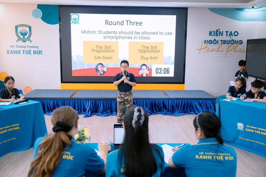 📚💬 SMARTPHONES IN CLASS? – CÙNG NGHE CÁC “NHÀ TRANH BIỆN NHÍ” LÊN TIẾNG!