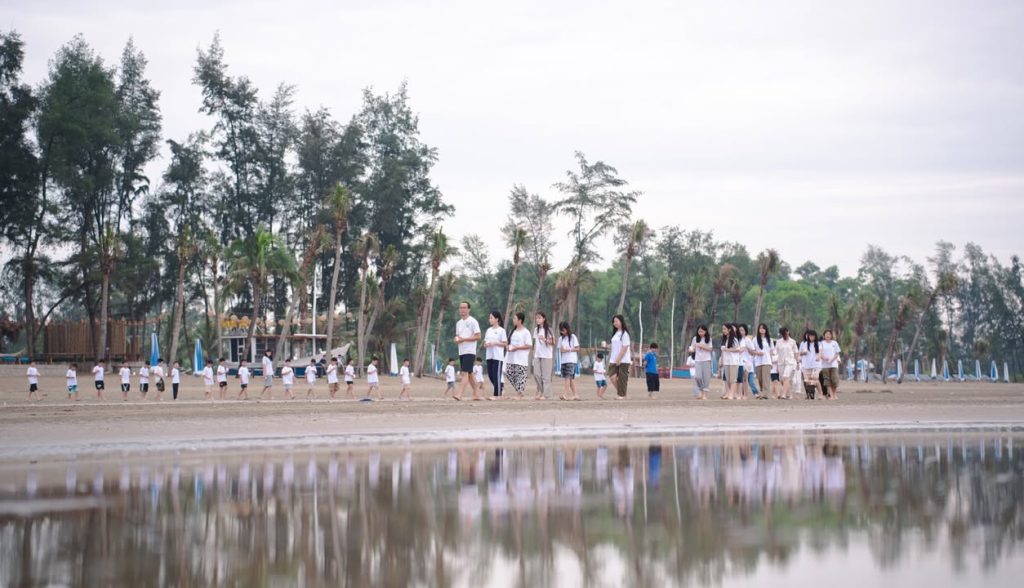 🌄 HỌC SINH KHÓA HÈ TRƯỜNG XANH THỰC HÀNH ĐI THONG DONG TRÊN BÃI BIỂN