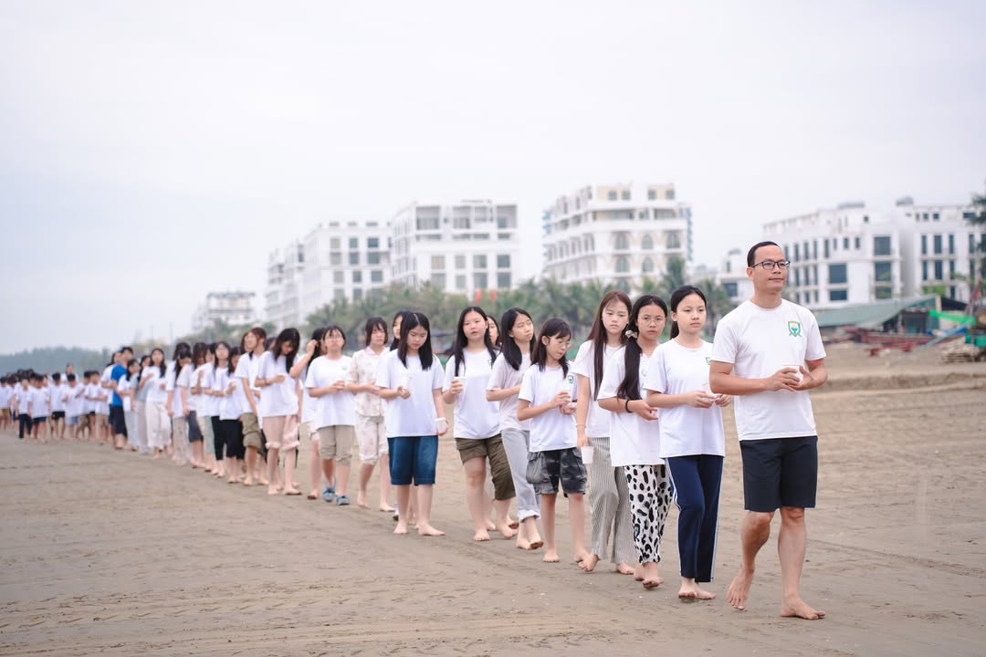 🌄 HỌC SINH KHÓA HÈ TRƯỜNG XANH THỰC HÀNH ĐI THONG DONG TRÊN BÃI BIỂN