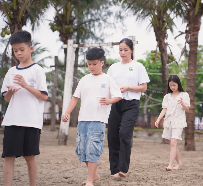 🌄 HỌC SINH KHÓA HÈ TRƯỜNG XANH THỰC HÀNH ĐI THONG DONG TRÊN BÃI BIỂN