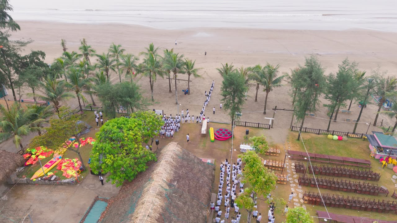 🌄 HỌC SINH KHÓA HÈ TRƯỜNG XANH THỰC HÀNH ĐI THONG DONG TRÊN BÃI BIỂN