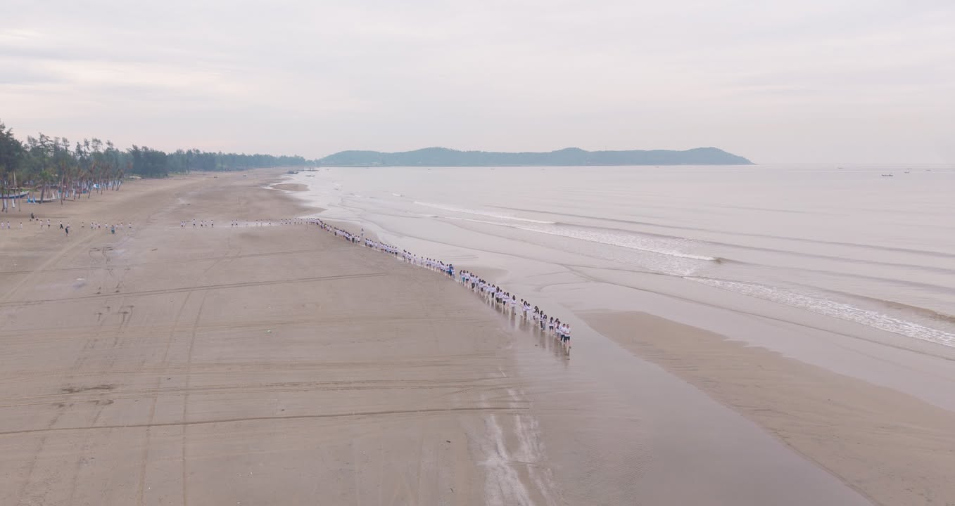 🌄 HỌC SINH KHÓA HÈ TRƯỜNG XANH THỰC HÀNH ĐI THONG DONG TRÊN BÃI BIỂN