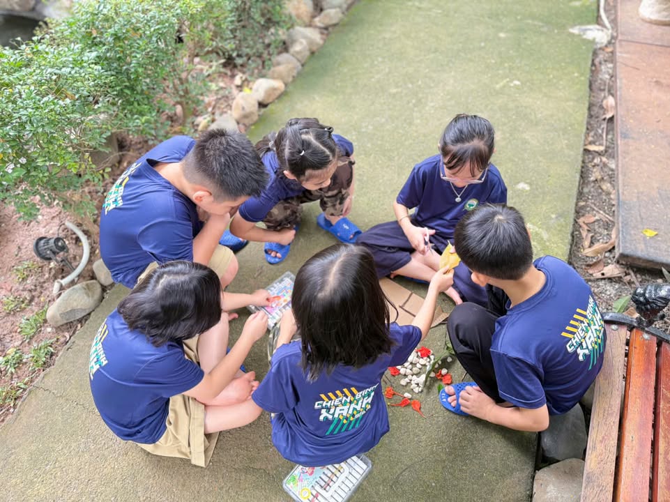 🌿 LỚP HỌC KHÔNG TƯỜNG – NƠI TOÁN HỌC NỞ HOA GIỮA THIÊN NHIÊN
