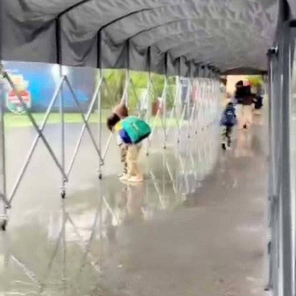 💧Dù trời mưa nhưng các bạn nhỏ vẫn nở nụ cười rất tươi Ba mẹ ạ, có bạn còn tò mò đứng ngắm những hạt mưa rơi khi đi trên con đường có mái che mưa an toàn.
