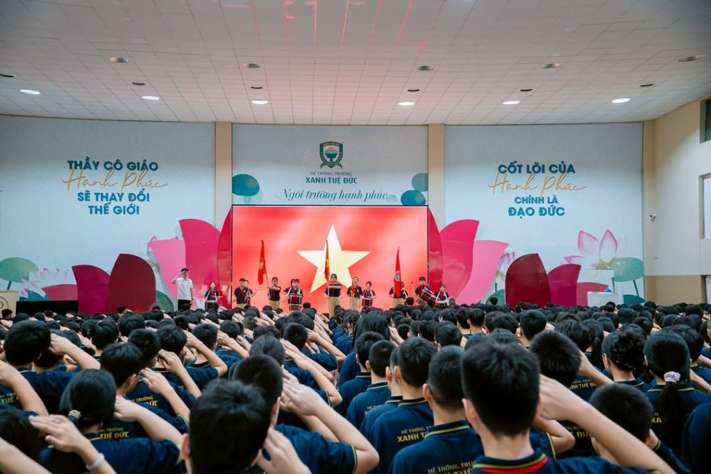 💚 BUỔI LỄ CHÀO CỜ CỦA KHỐI THCS VỚI CHỦ ĐỀ “TÌNH BẠN” – KHI HỌC SINH HỌC CÁCH KẾT NỐI VÀ YÊU THƯƠNG