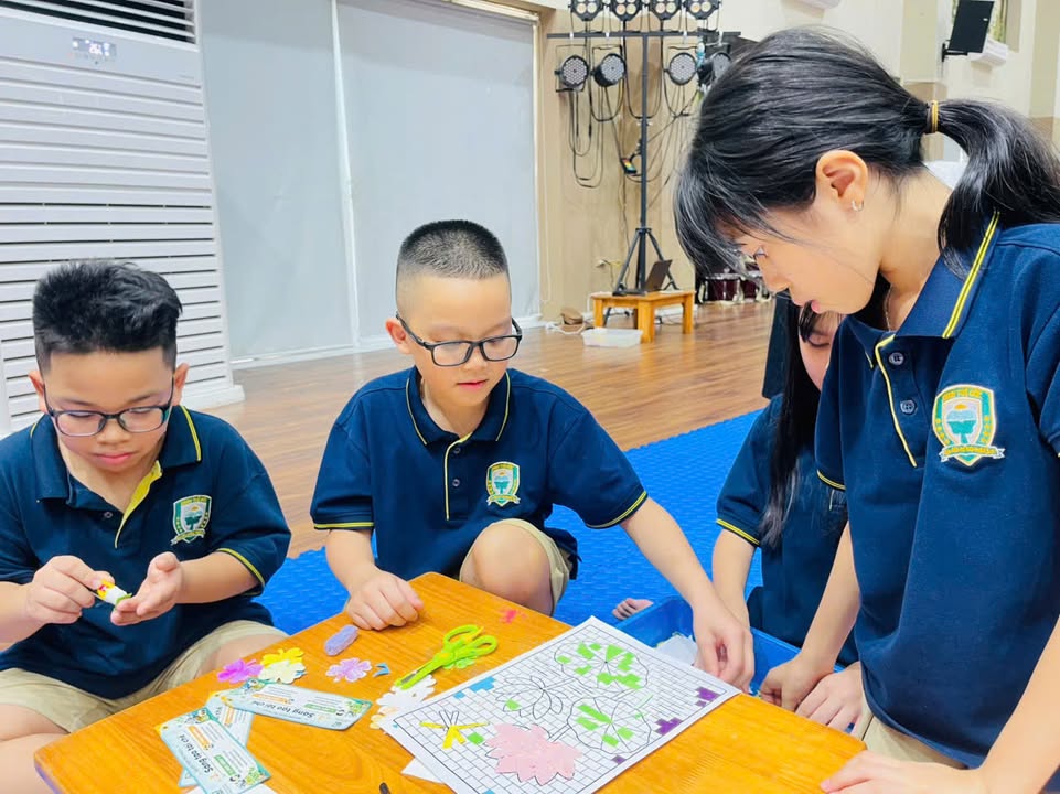 🌱 XƯỞNG CHẾ TÁC YÊU THƯƠNG – HỌC CÁCH TRAO ĐI TỪ NHỮNG ĐIỀU NHỎ BÉ